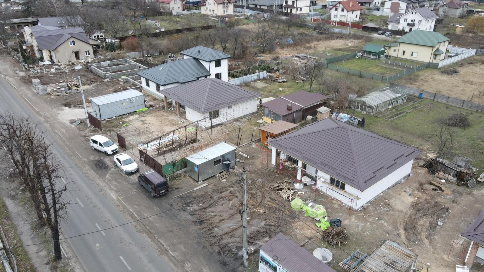 Постає із руїн: як відновлюють одну із найбільш зруйнованих вулиць Бучі – фото
