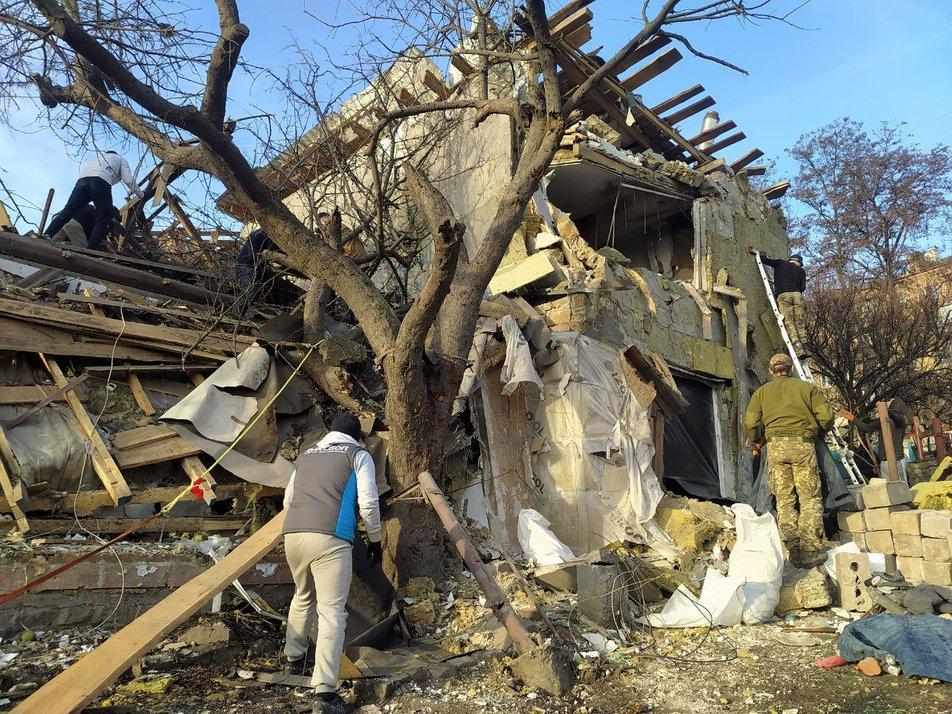 Не залишили сам на сам з бідою: небайдужі допомагають розбирати завали після влучання ракети на Протасовому яру – фото