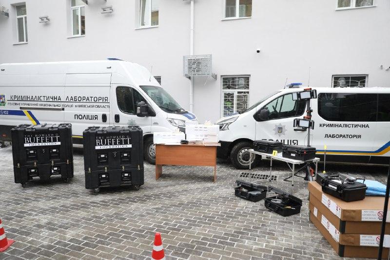 Поліція Київщини отримала мобільні ДНК-лабораторії від благодійників для фіксації військових злочинів