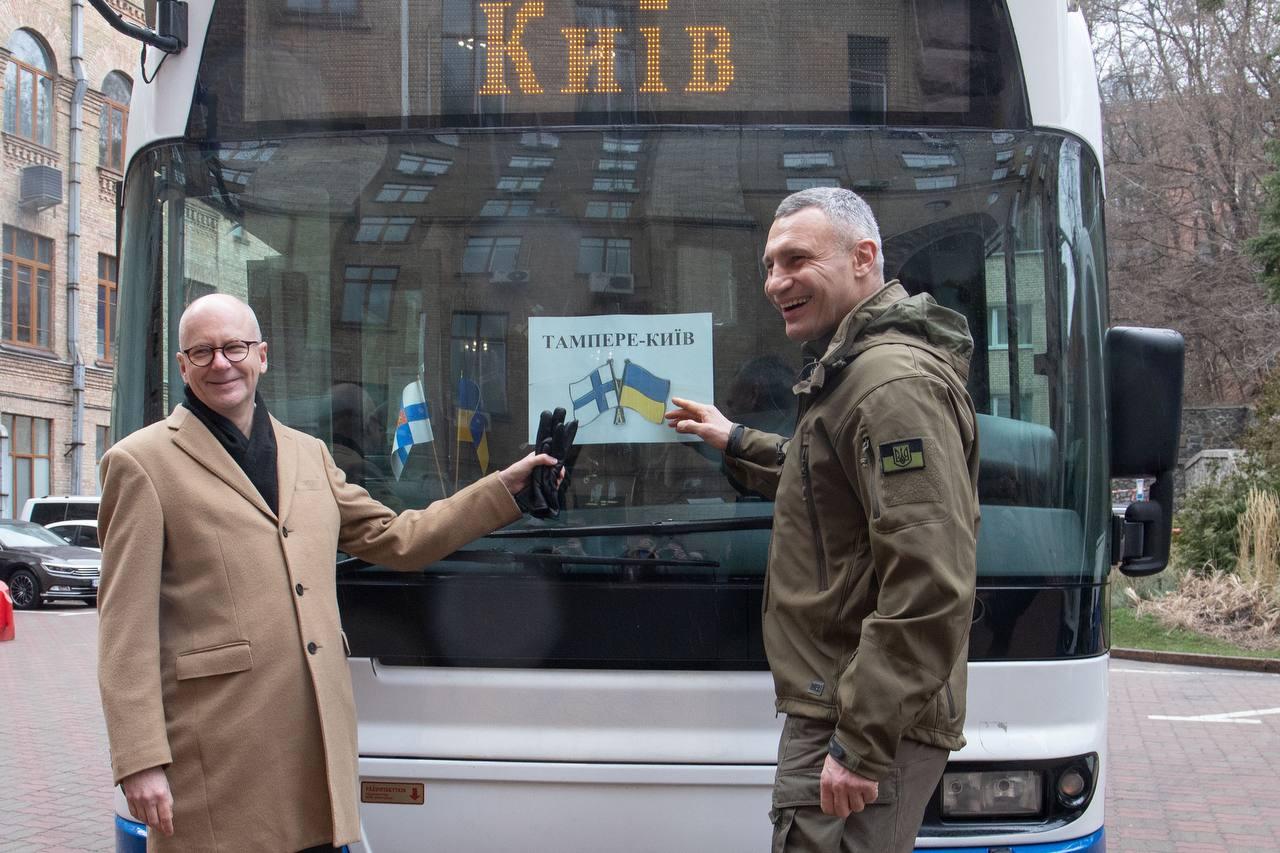 Київ отримав автобуси і гумдопомогу від фінського міста, яке майже 70 років є побратимом