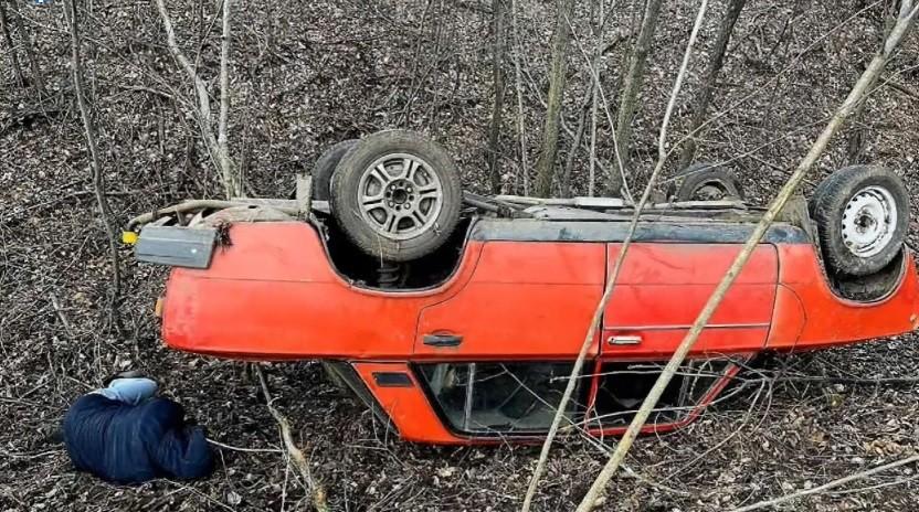 На Київщині п’яний водій з’їхав у кювет та заснув біля перекинутого легковика