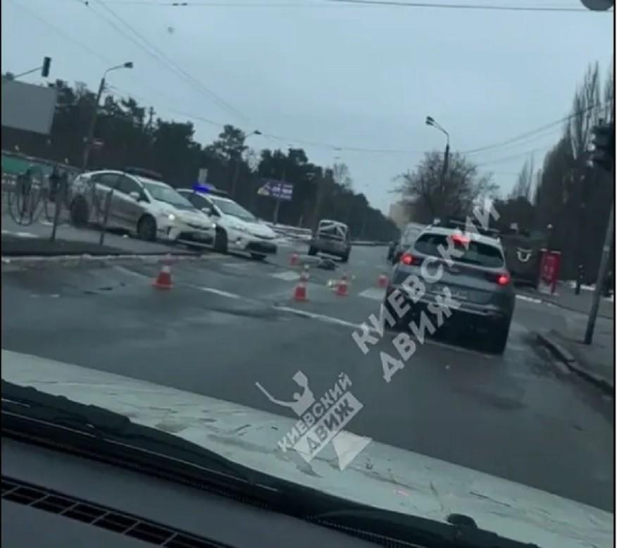 У Києві легковик на перехресті збив на смерть пішохода