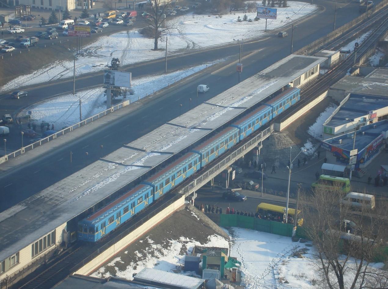 “Вилучили уламок ракети”: рух “червоною” лінією метро відновили