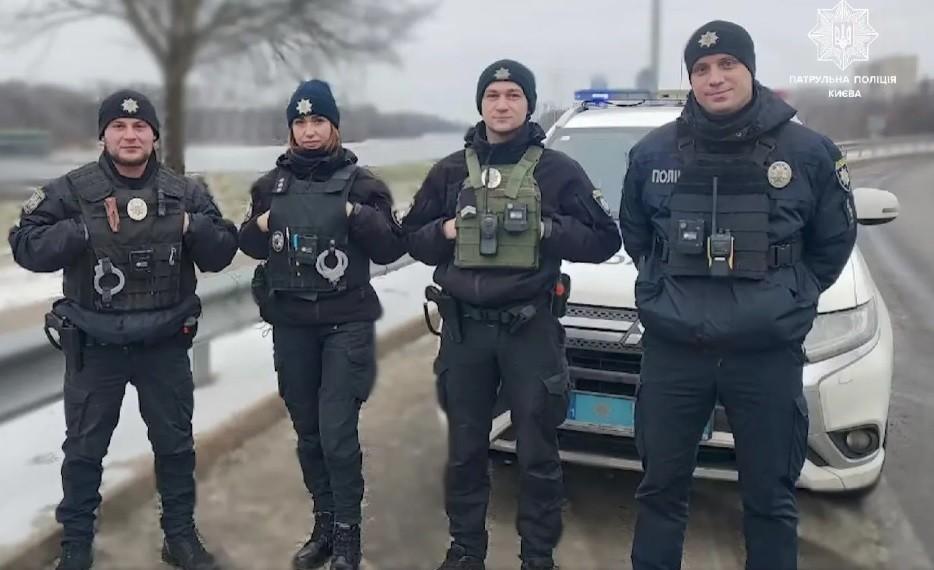 У Києві патрульні врятували чоловіка, який намагався стрибнути з моста