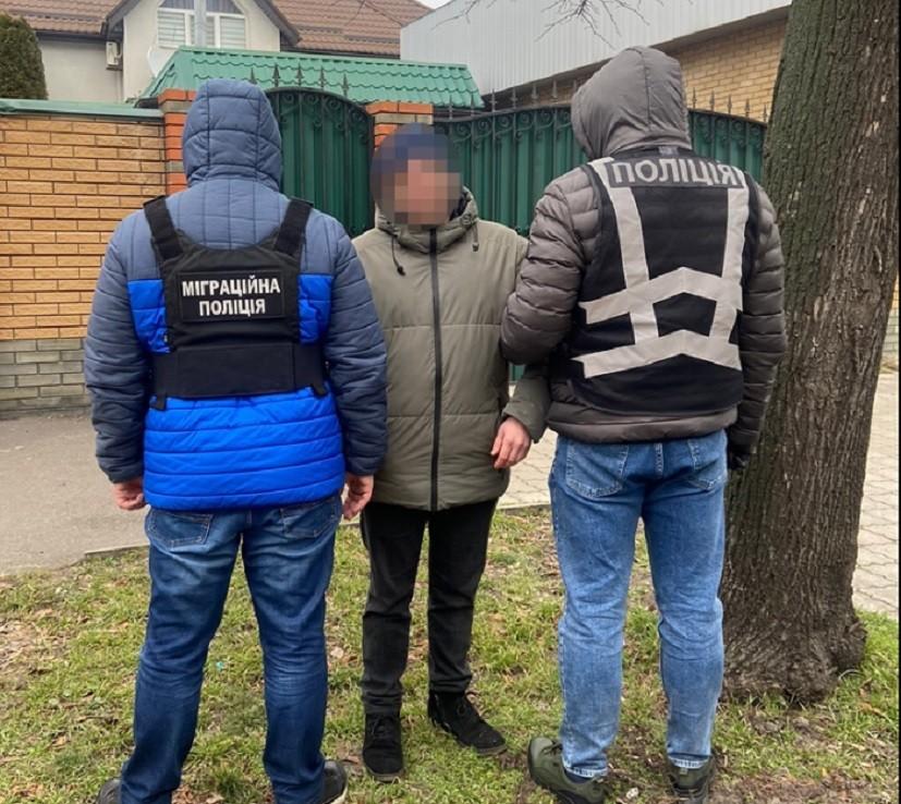 У Києві викрили чоловіка, який переправляв іноземців через кордон України