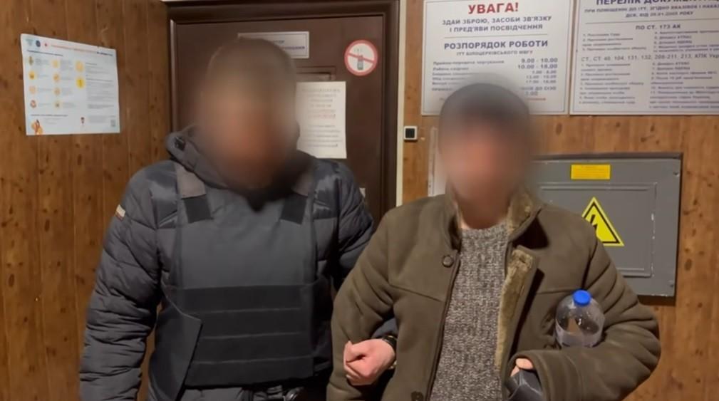 На Київщині чоловік, якому не продали спиртне, погрожував підірвати магазин