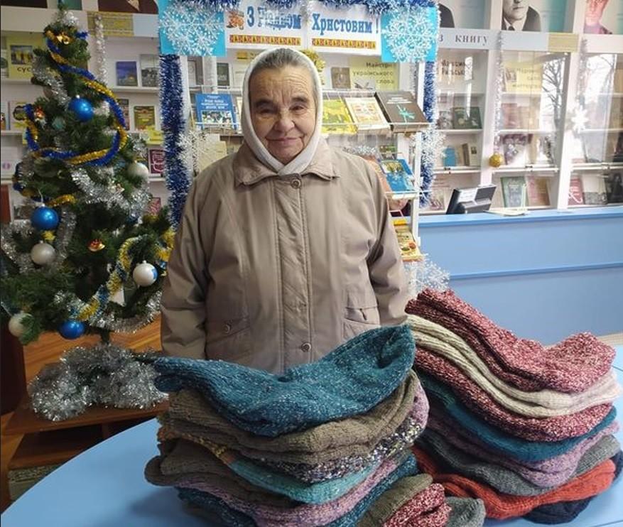 Ірпінська майстриня передала 20 пар теплих в’язаних шкарпеток для військових
