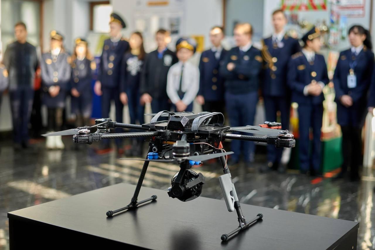 Вихованці дитячої залізниці три місяці збирали макулатуру, щоб купити дрон для ЗСУ