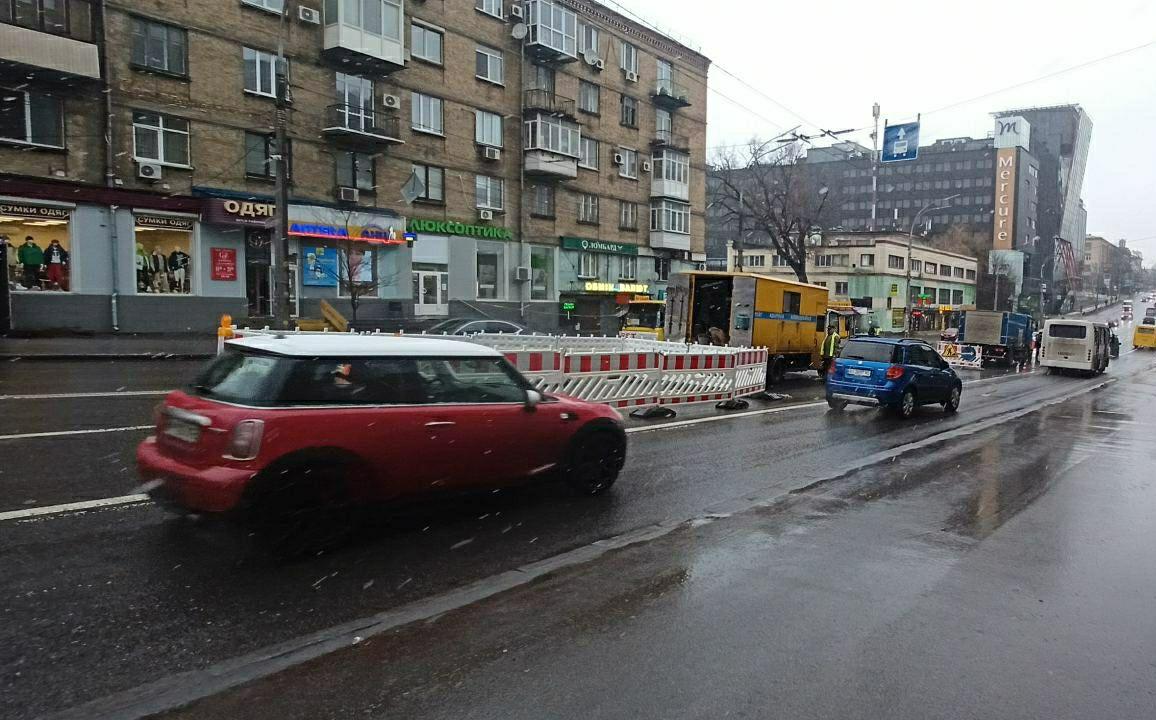 На вулиці Гетьмана другу добу усувають аварію на каналізаційному колекторі – що відомо