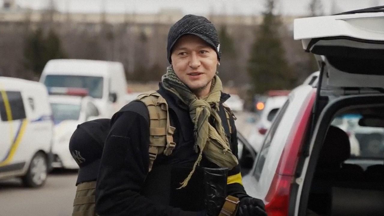 Прийшли до поліції з власною зброєю: музиканти гурту Бумбокс нищать склади ворога