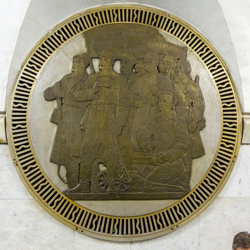 На “Вокзальній” демонтують бронзові медальйони з радянською символікою, коли дадуть гроші
