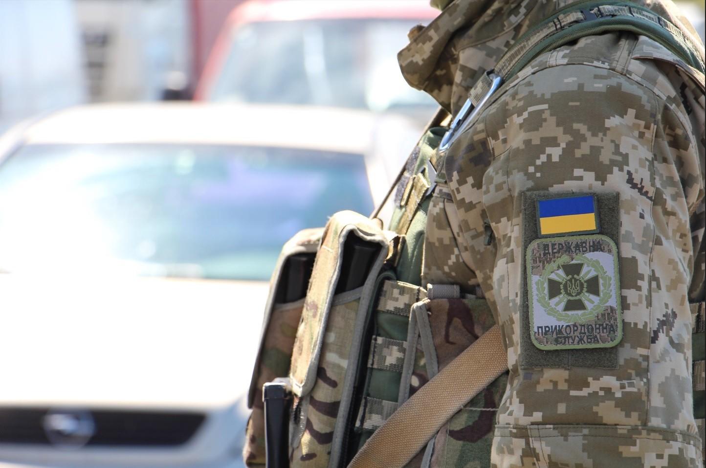 Ухилянти намагалися перетнути кордон між  пляшками алкоголю (відео)