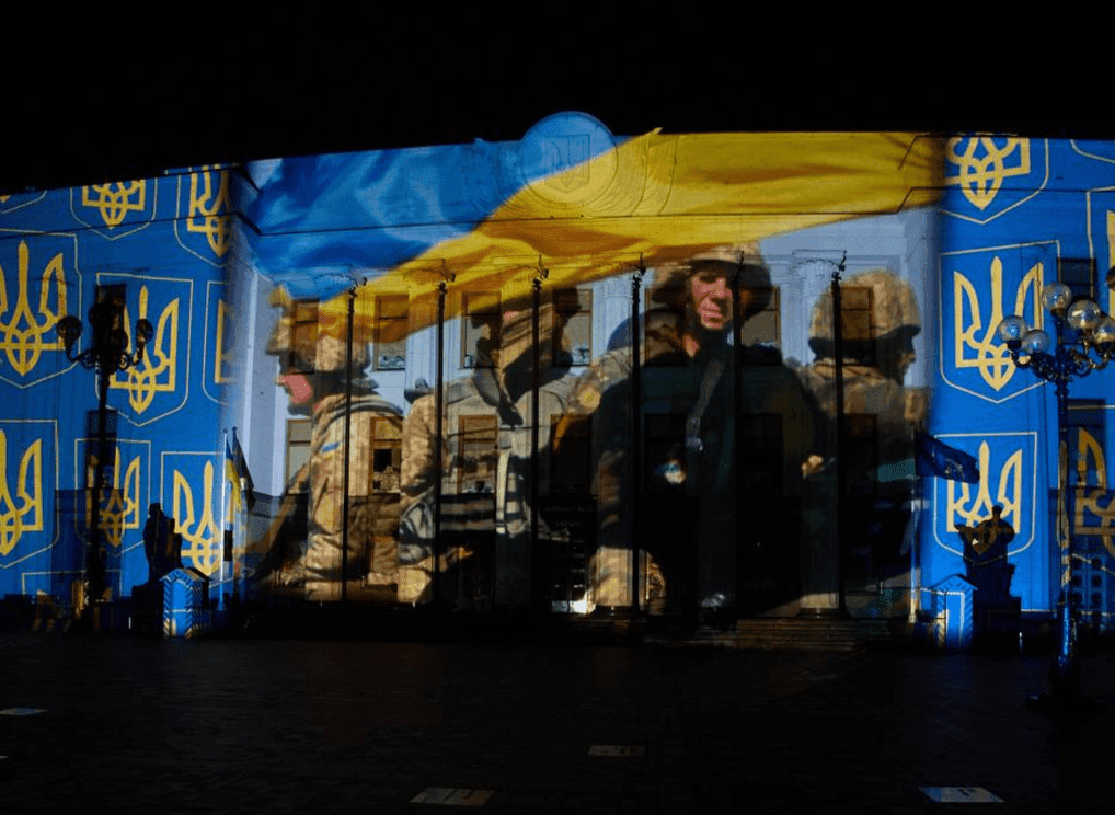 Під український гімн: Геррі Хофштеттер влаштував світлове шоу на будівлі Верховної Ради (ФОТО)