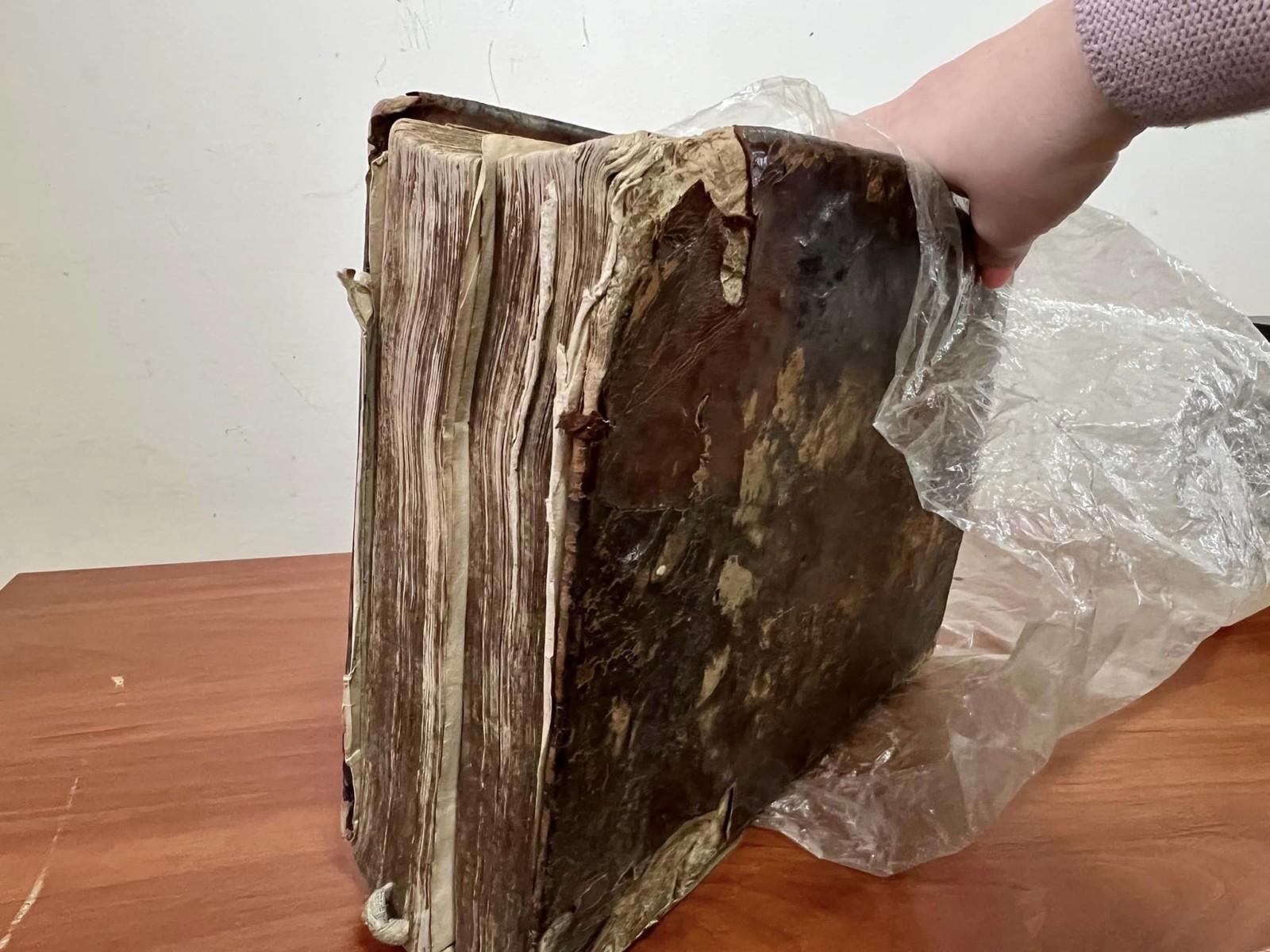Київські митники виявили 200-річну Біблію у міжнародному відправленні