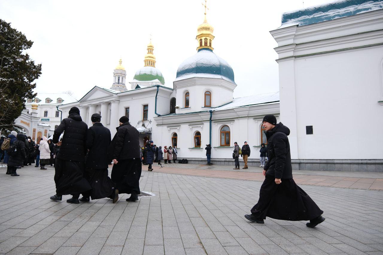 Монахи з Лаври просять Омбудсмена про захист