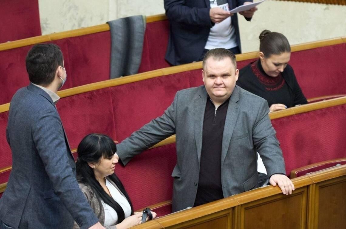 “Підставив” рідний брат: депутат від “Слуг народу” у власних помилках в декларації звинувачує родича