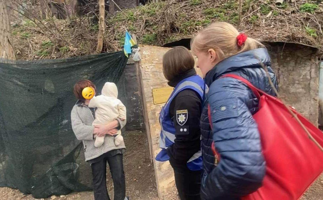 Народила у нетверезому стані: подробиці історії про жінку із землянки на Печерську