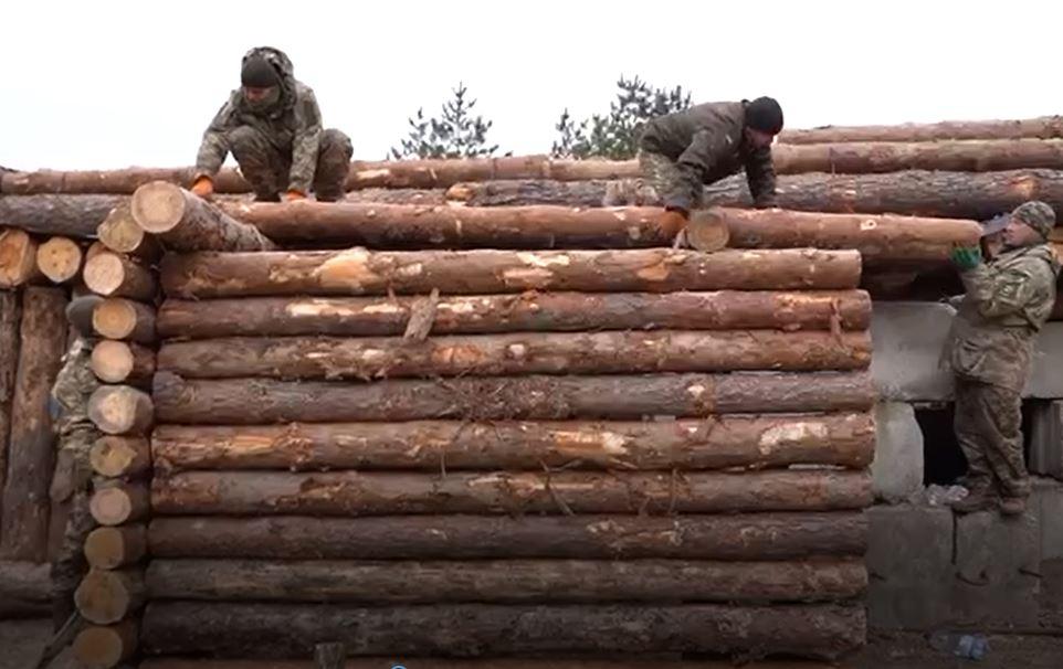 Рів копати не можна, тому будують укріплення – військові про захист від наступу ворога біля ЧАЕС