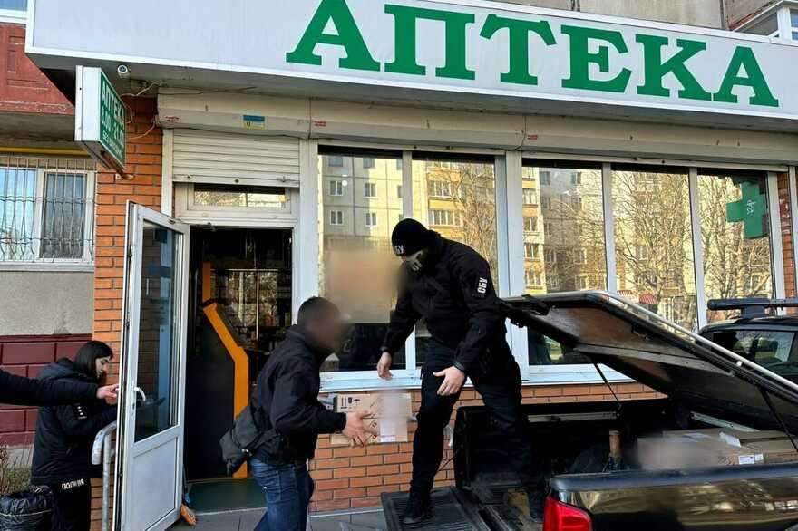 Аптека на Київщині забезпечувала наркозалежних препаратами