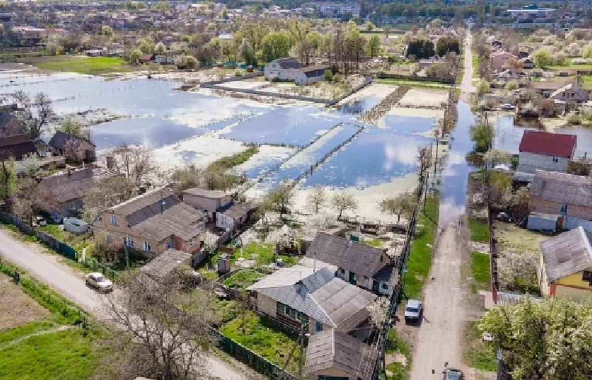 Просять воду у сусідньому селі: мешканці Демидова досі потерпають від підтоплення