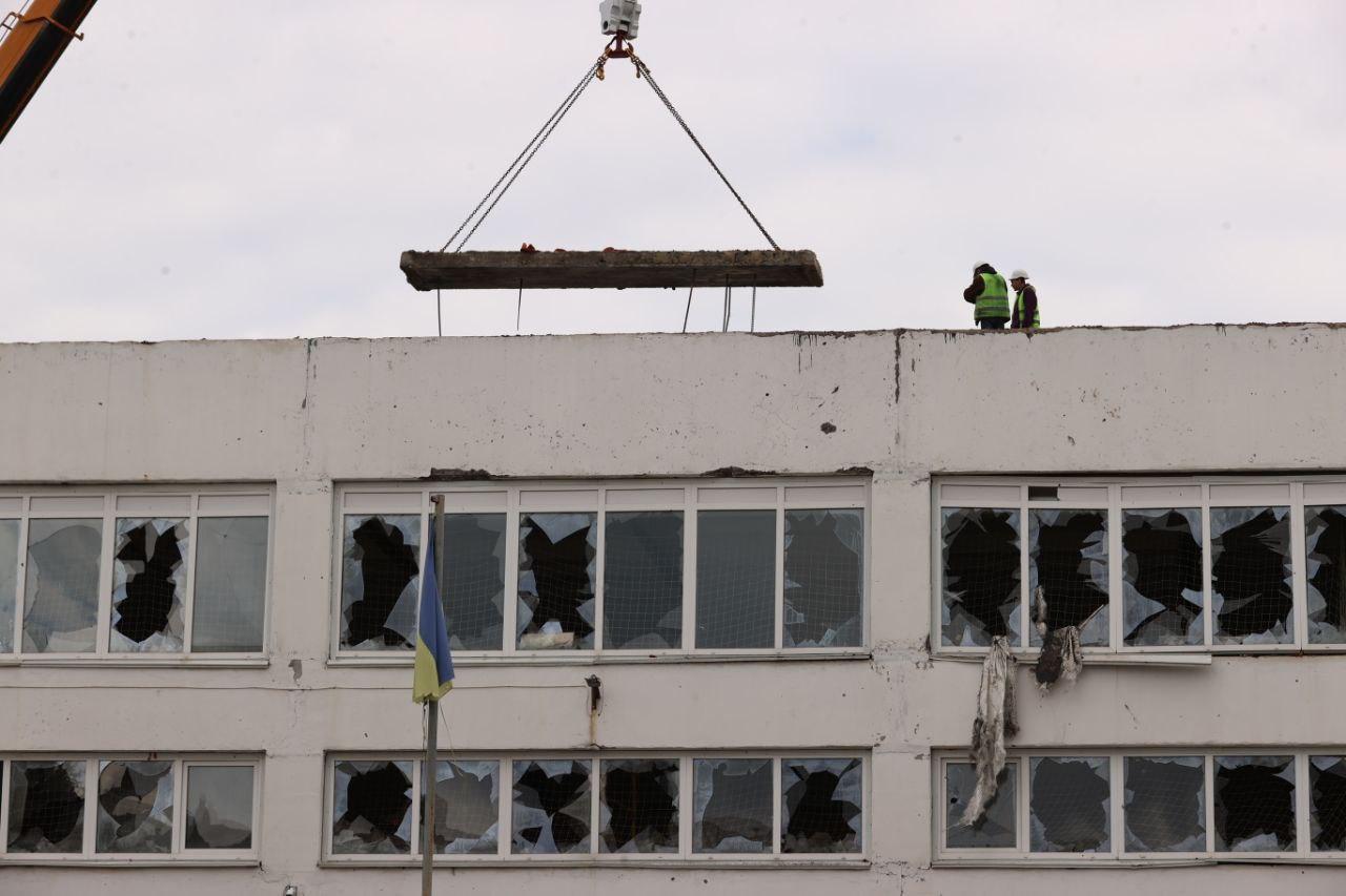 В Ірпені почали відновлювати найбільший освітній заклад, що зазнав 75% руйнувань