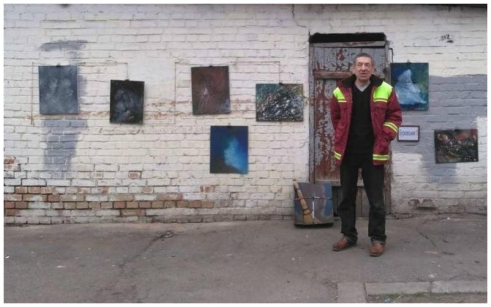 Київський двірник малює картини, виставку влаштував просто на вулиці