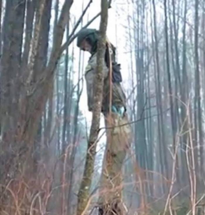 Українці повісили на кордоні з Білоруссю опудало солдата РФ