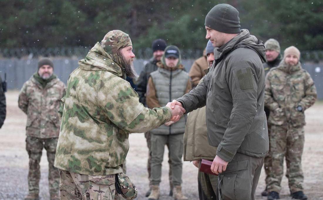 Кличко відвідав полігон військової частини Нацгвардії на Київщині та нагородив бійців