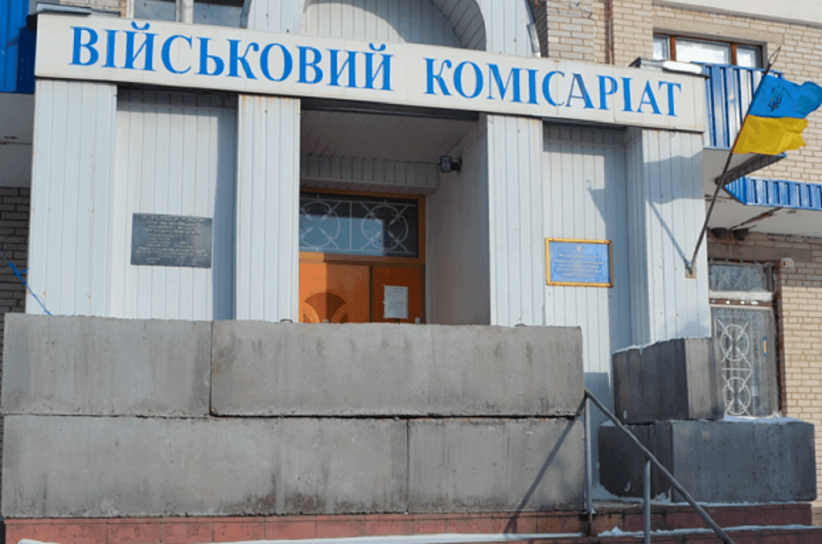 Працівників військкоматів, які видають повістки, відправлятимуть на фронт “піднімати бойовий дух”
