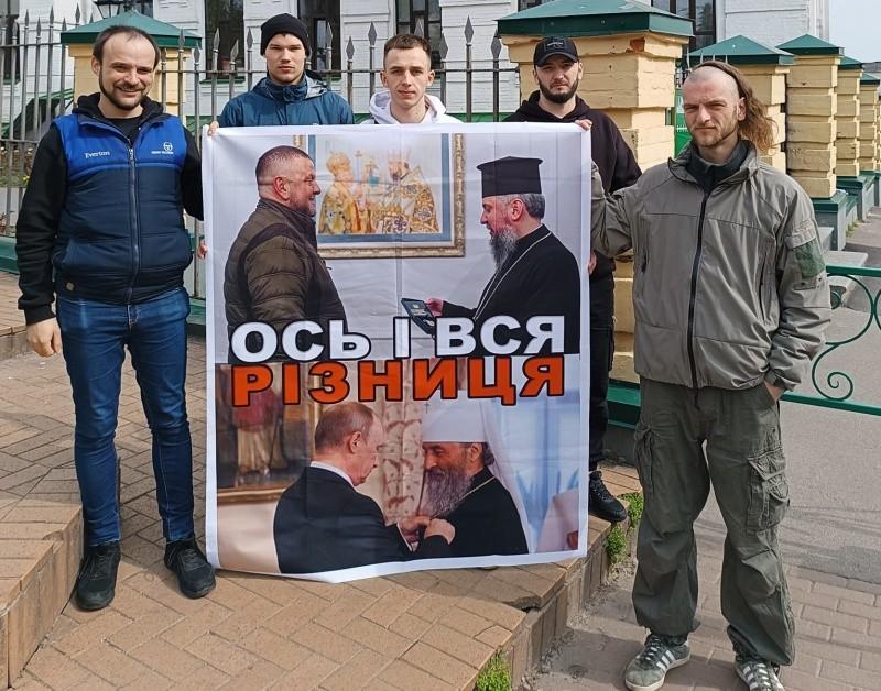 Московська церква відмовлялася провести службу за батька: син Героя з Чернівців пікетував Лавру