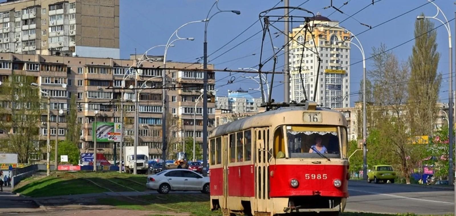 Старий трамвай стане як новий: як ремонтують “Татру” у Подільському депо