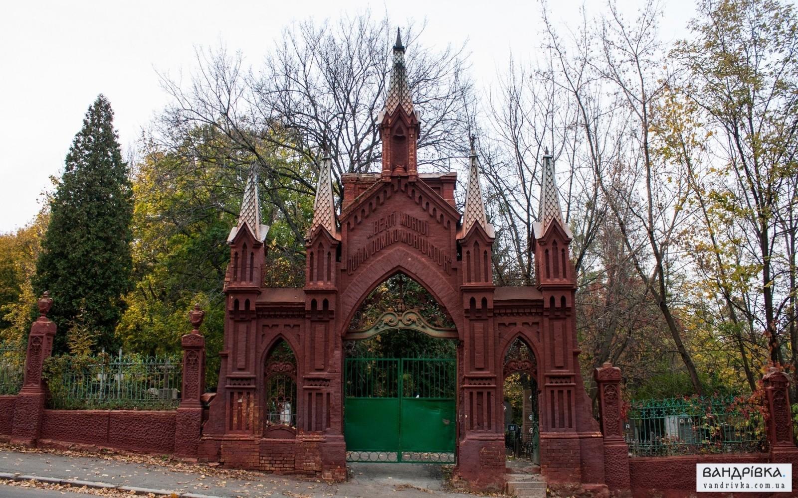 У Києві на поминальні дні кладовища відвідали 15 тисяч людей