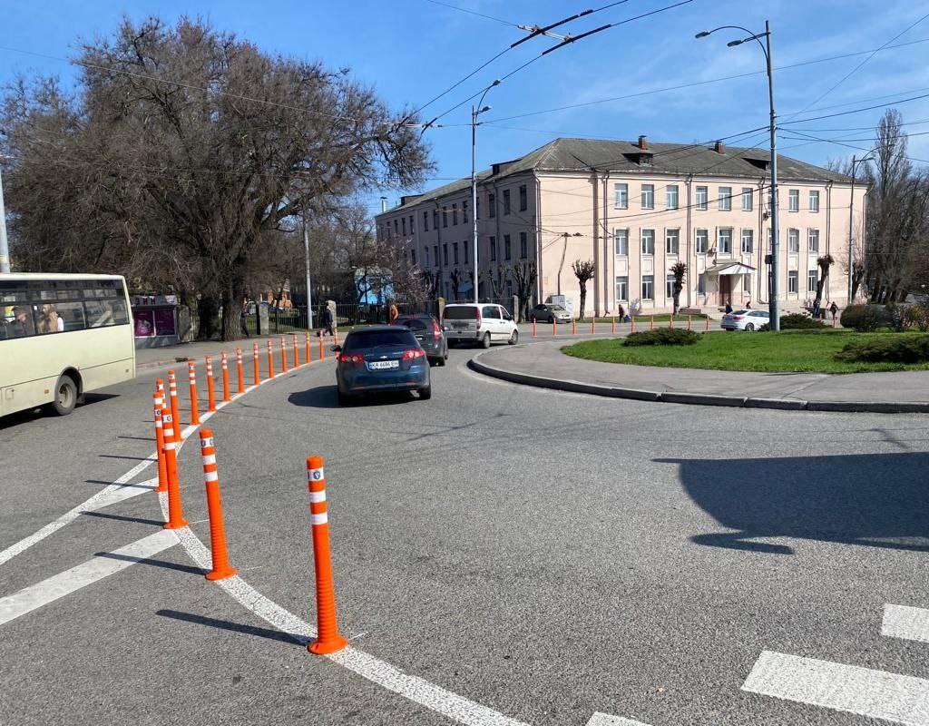 На з’їздах з проспекту Берестейського до Чорнобаївської площі встановили нові делініатори