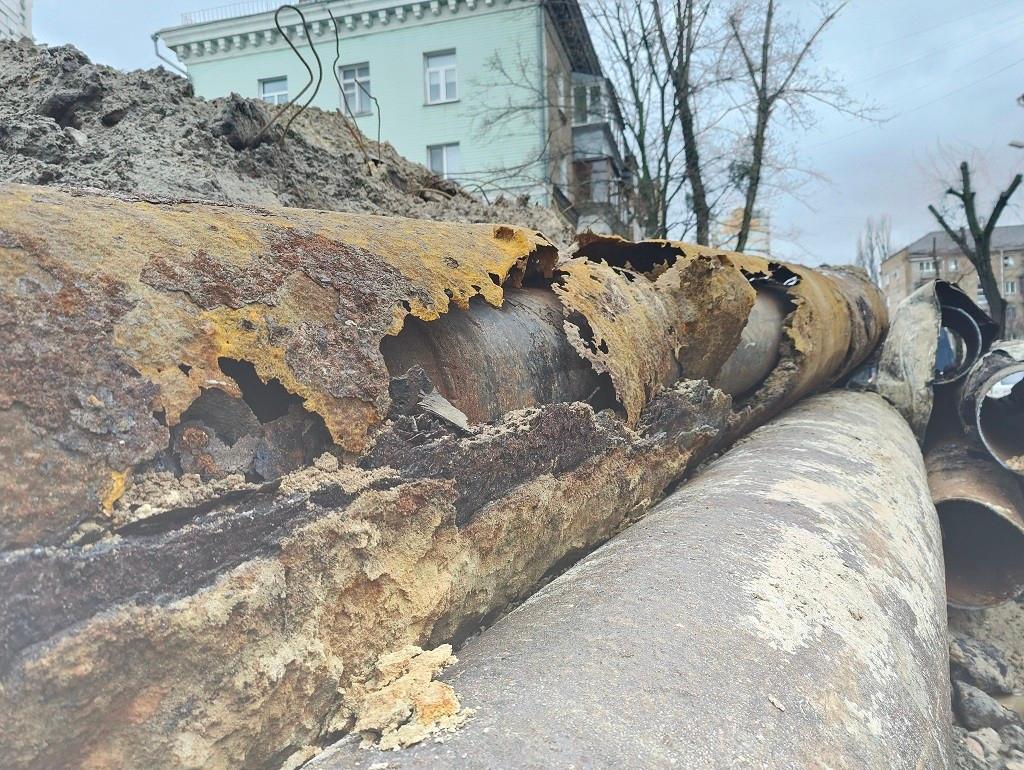 Комфорт для 10 тисяч містян: на Пріорці замінили аварійну ділянку тепломережі