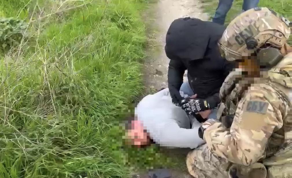 Погрожували вбивством та змушували копати собі могилу: у Києві затримали вимагачів грошей
