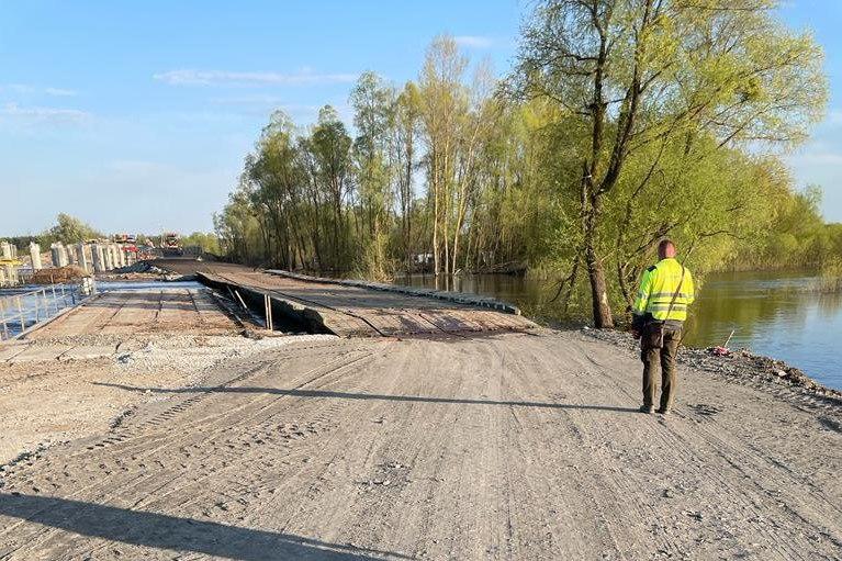 Біля Іванкова відновили рух транспорту через річку Тетерів