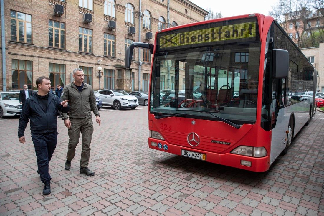 Київ отримав від Німеччини іще чотири сучасних автобуси