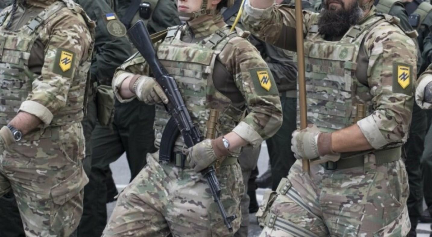 Допомогти, коли інший падає, навіть коли важко: “Азов” вручив шеврони новим рекрутам