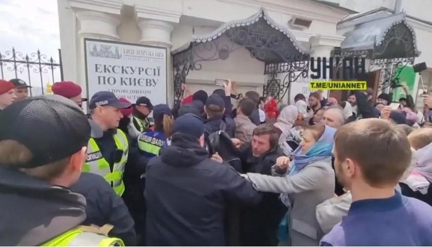 Зіткнення у Лаврі: прихожани УПЦ МП побилися з поліцією
