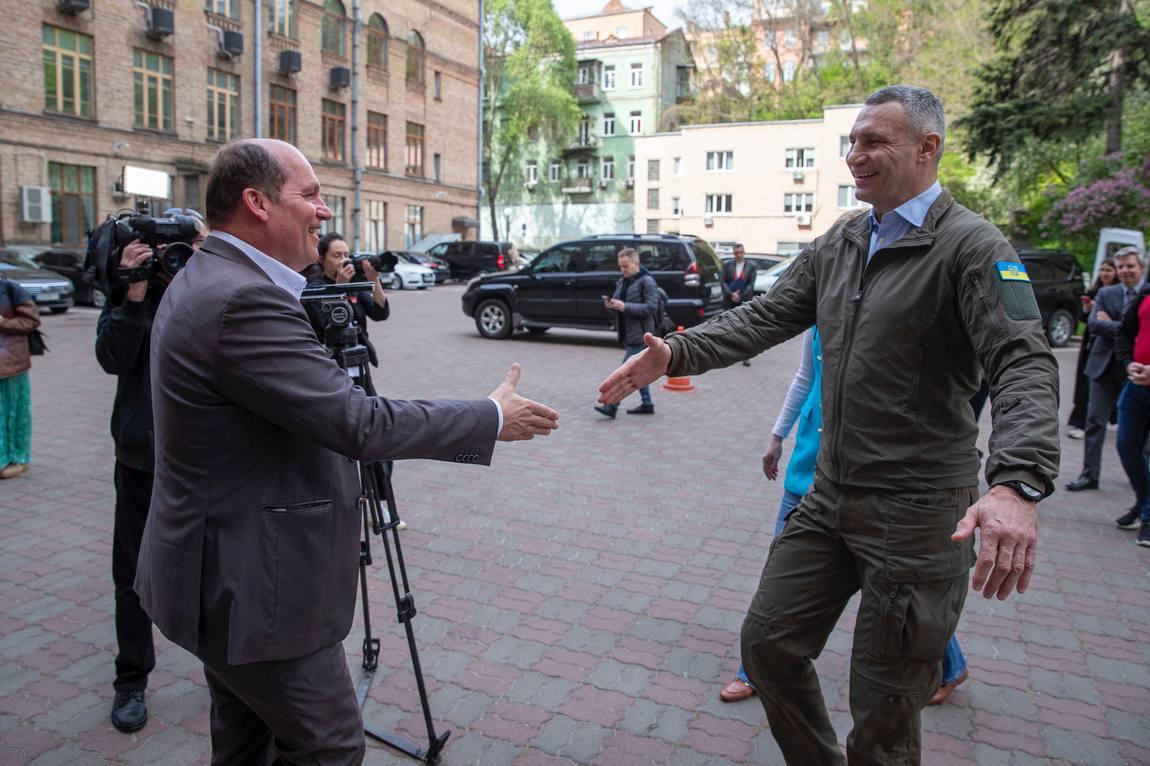 Мер Брюсселя другий рік поспіль приїздить до Києва з подарунками