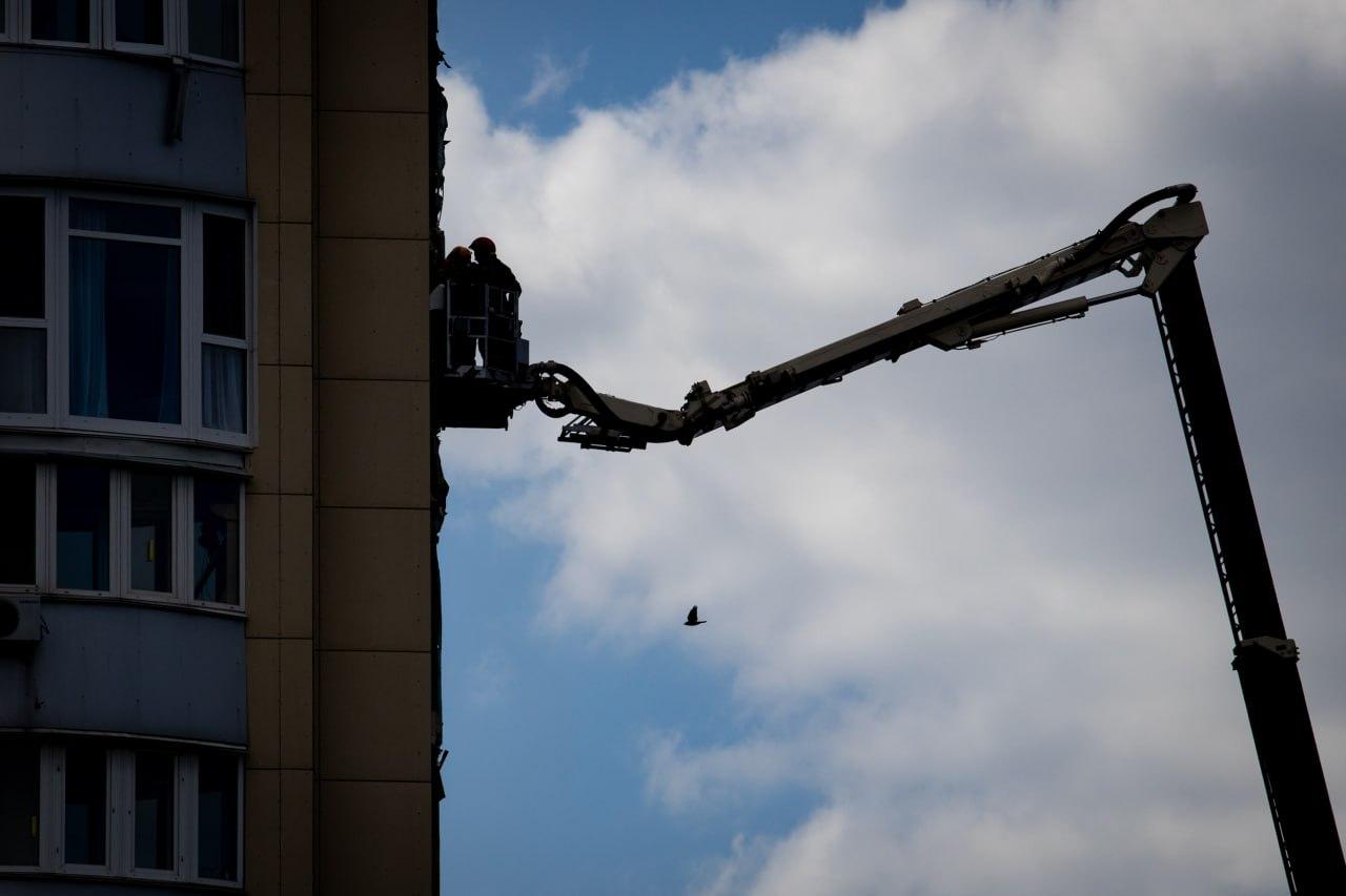 У багатоповерхівці на Святошині демонтували зовнішні пошкоджені панелі вентильованого фасаду на висоті 10-12 поверхів