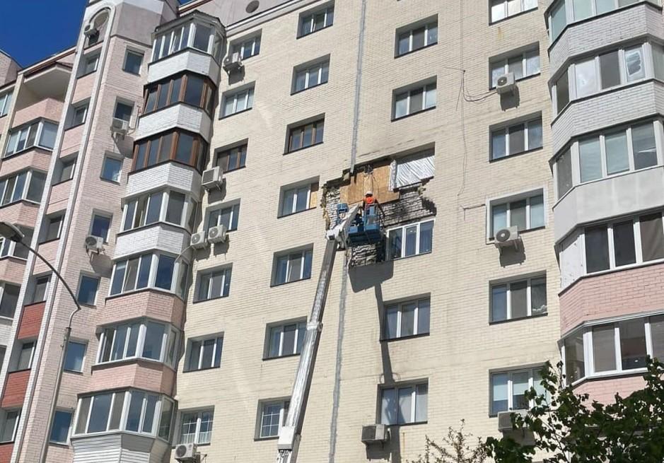 В місті Українка почали ремонтувати пошкоджену уламком ракети стіну багатоповерхівки