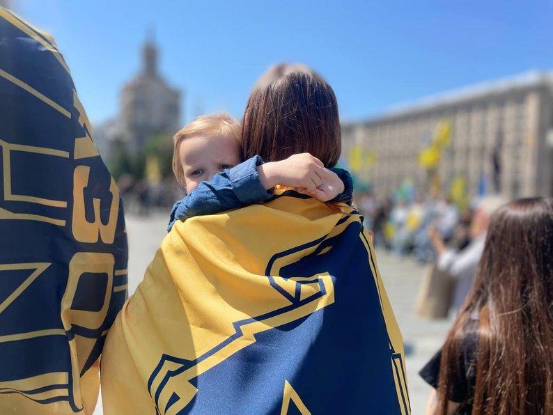 До річниці виходу українських військових з «Азовсталі» відбулась хода «Чекаємо додому героїв Маріуполя»