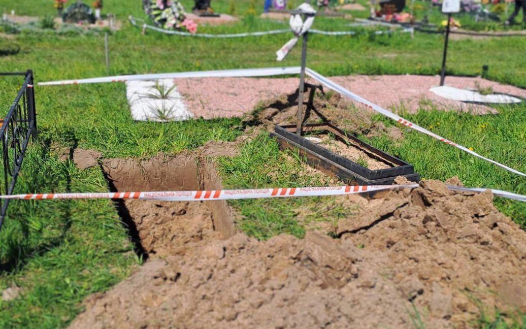 На Київщині під час копання могили виявили снаряд