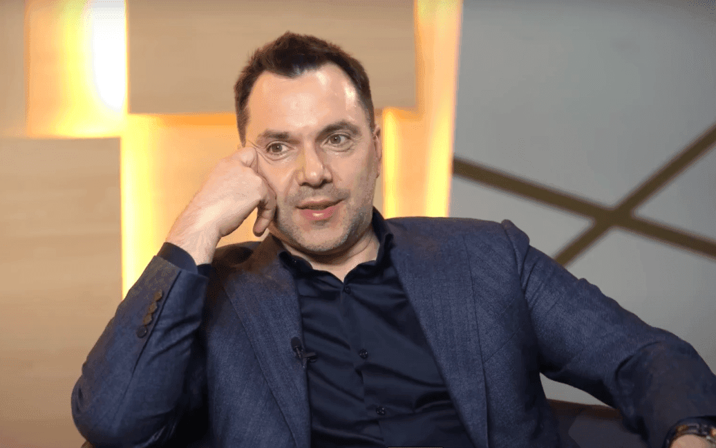 “Це дрібниця, а приємно”: Росія внесла Арестовича до списку терористів