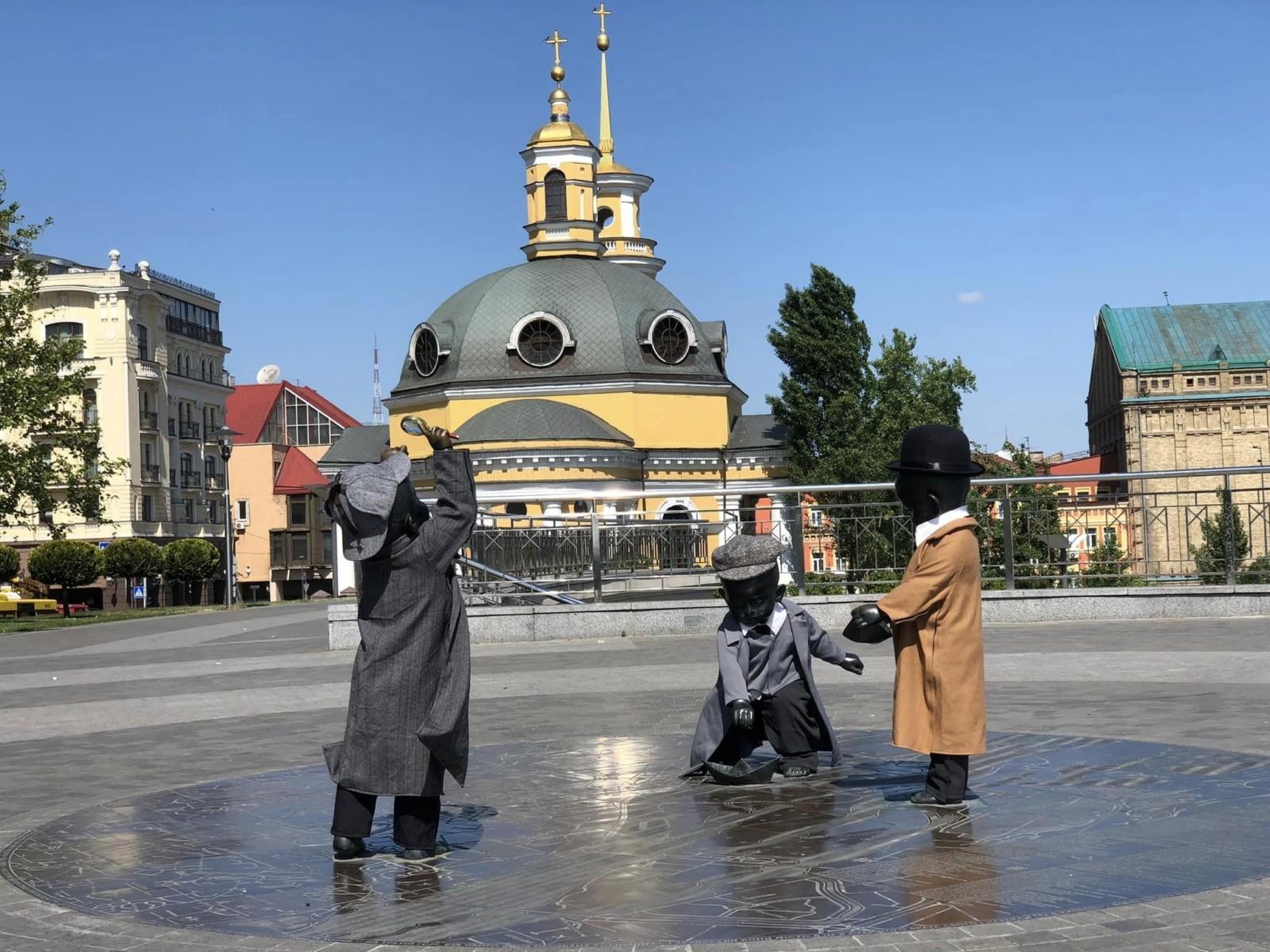 Шерлок Холмс і доктор Ватсон. Малюків на Поштовій площі вбрали у нові костюми