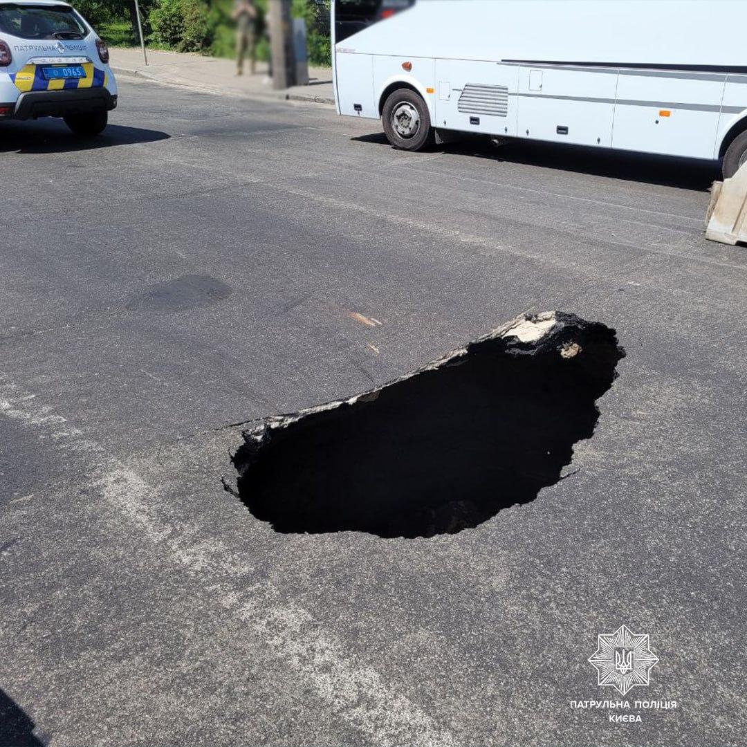 На вулиці Стеценка утворилось провалля серед дороги