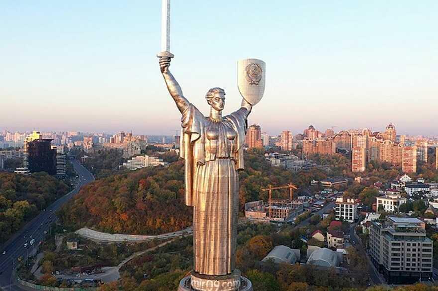 Тризуб на “Батьківщині-матері”: скільки вартуватиме заміна радянського герба