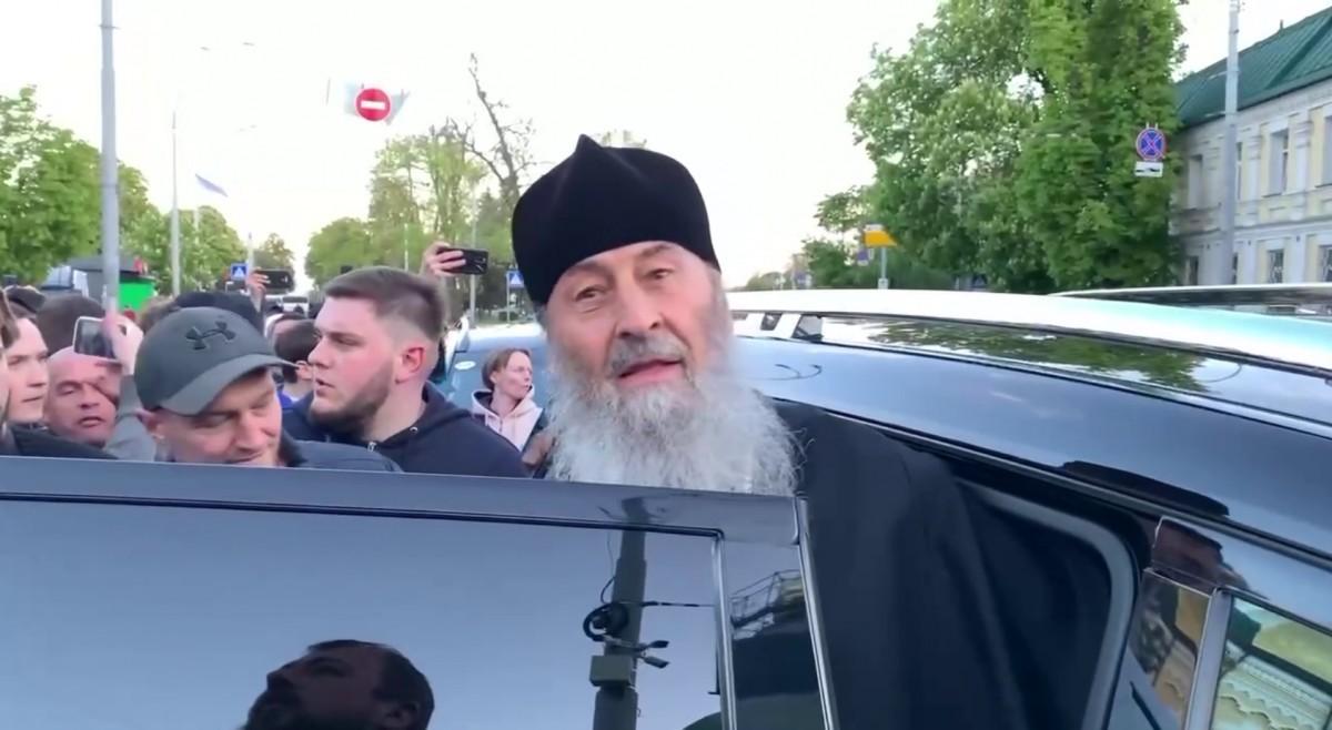 “Онуфрія на нари”: активісти пікетували службу митрополита УПЦ МП у Лаврі