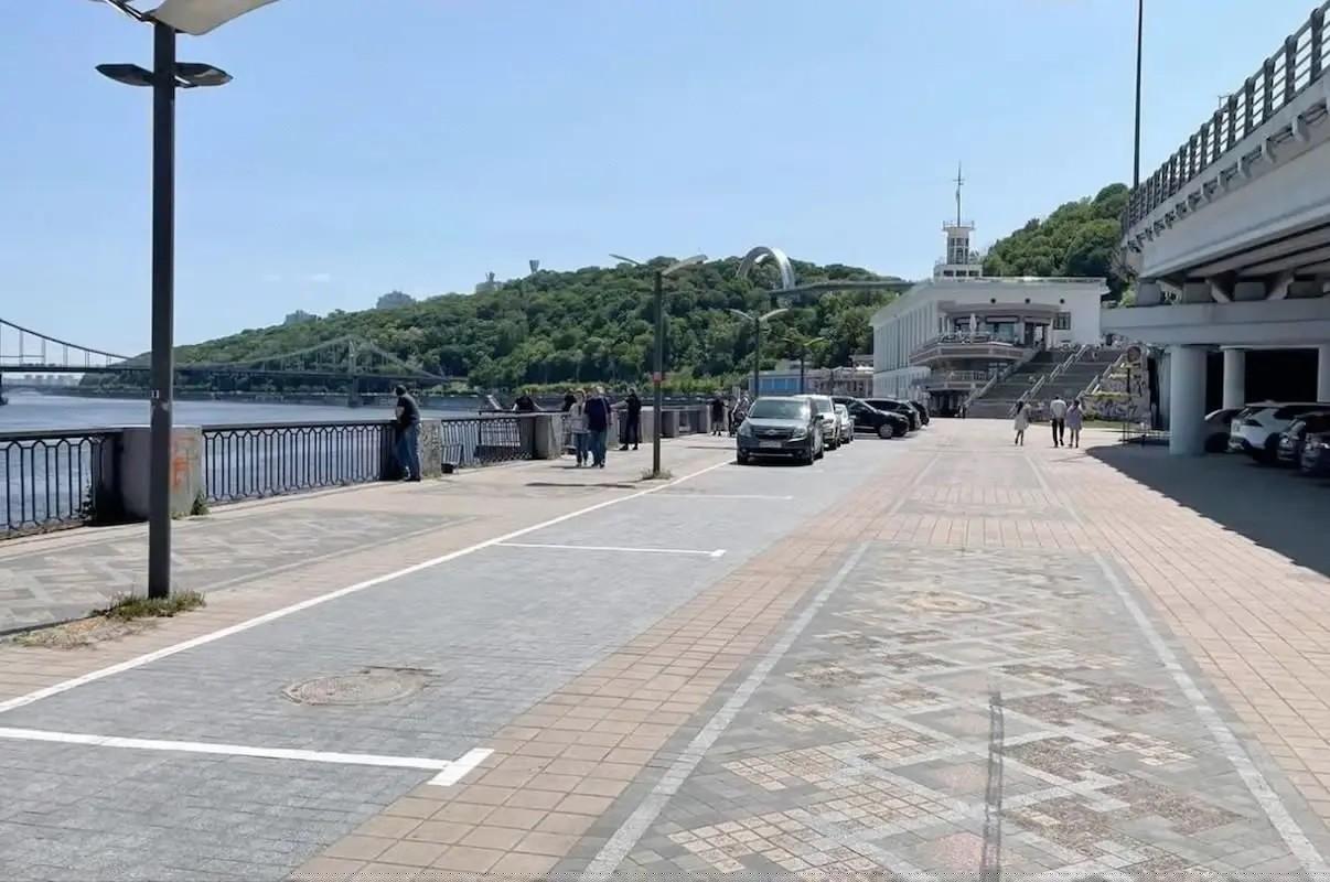 На Поштовій площі віддали під паркінг частину пішохідної зони